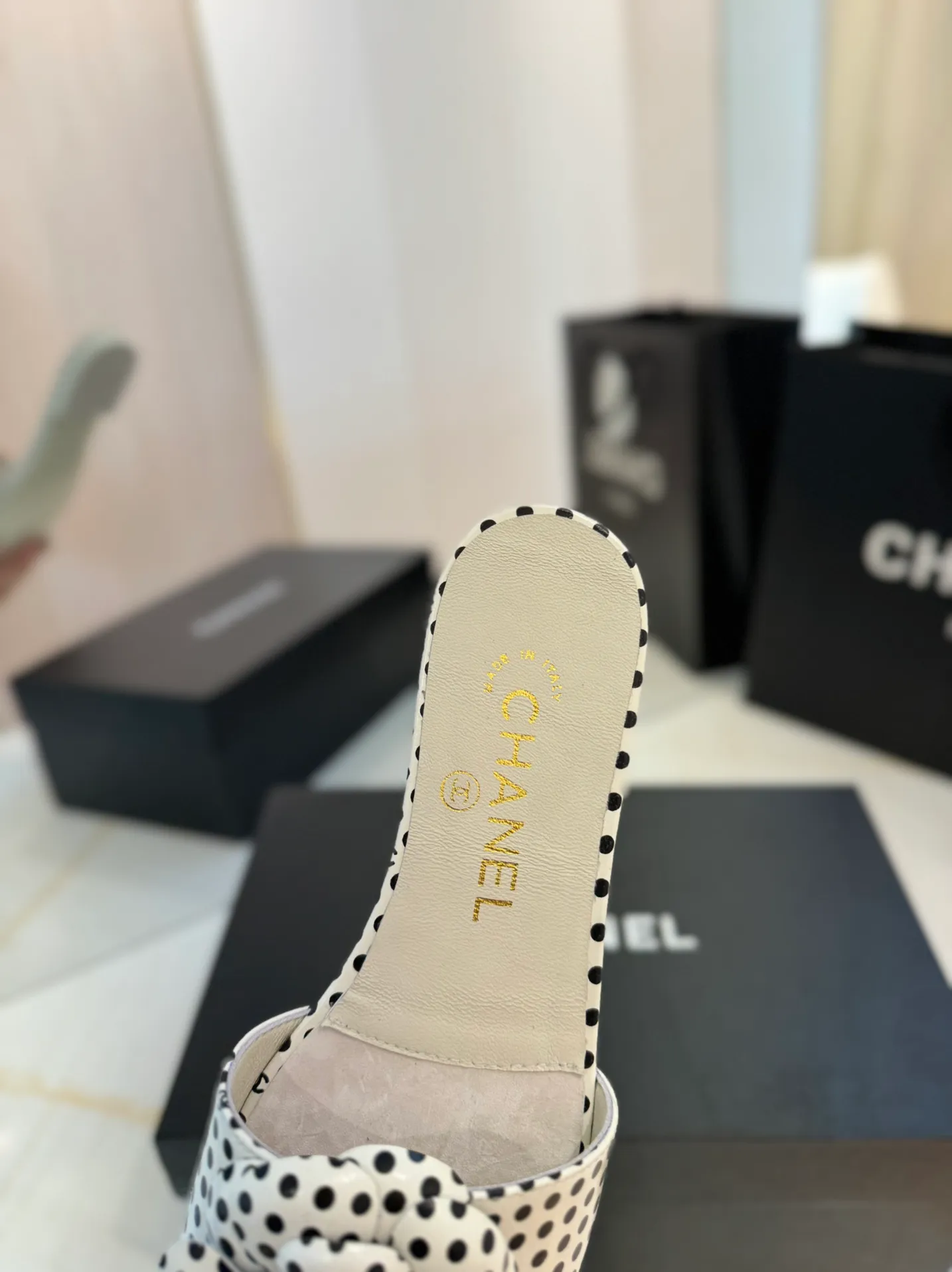 👟👟Ex-factory price 520👟👟 Purchasing agent Chanel 24C new spring and summer camellia hollow slippers series This season’s camellia series is really beautiful, with the usual elegant ladylike temperament of Grandma Xiang’s family, full of high-end sense! It’s very nice on the feet~ Whether worn barefoot or paired with skirts or trousers, it’s very versatile! Incomparably beautiful! Specially made of imported lambskin for the upper, mixed sheepskin for the lining, Italian grade A genuine leather outsole Size: #35-39 (40/41 customized)